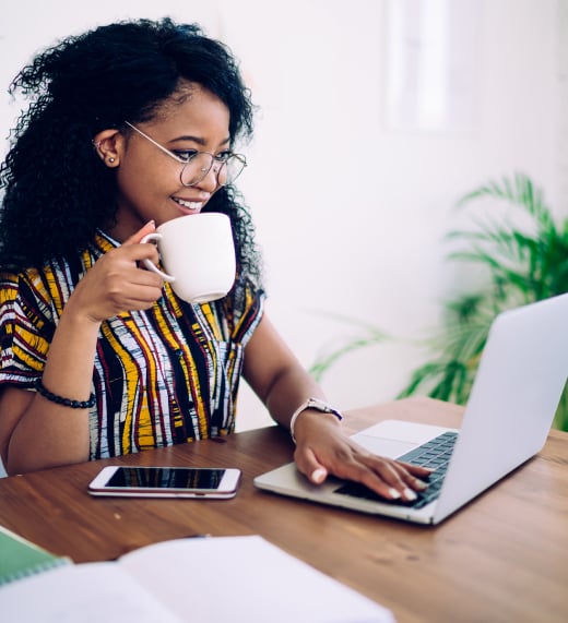 woman on laptop drinking coffee