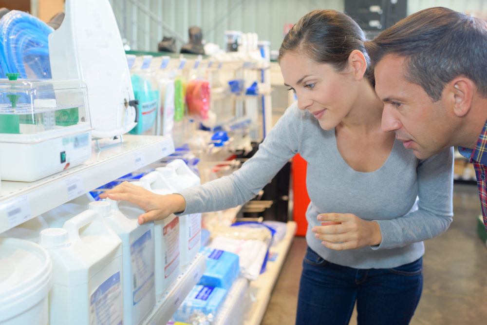 2022年世界杯英格兰阵容shoppers at the pool store looking at pool chemical packaging