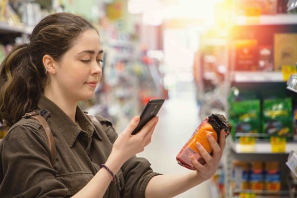 2022年世界杯英格兰阵容women looking at flexible pouch packaging