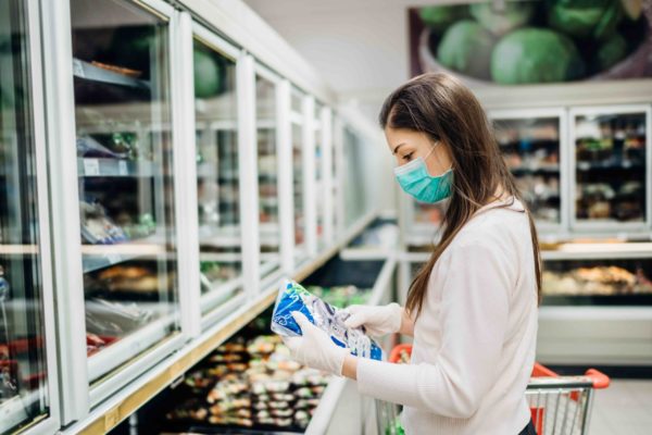 2022年世界杯英格兰阵容woman shopping with plant based meat packaging